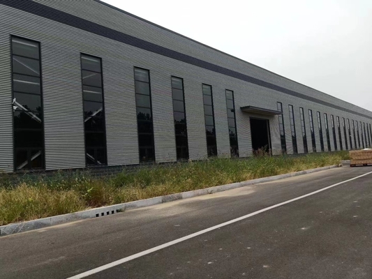 Entrepôt en acier préfabriqué robuste avec la porte de roulement