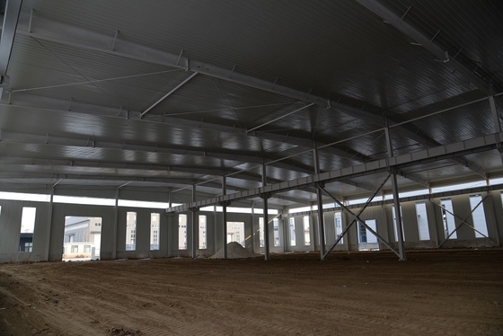 Q345B fait sur commande a préfabriqué l'atelier jette le bâtiment à pans de bois en acier de poutre en double T