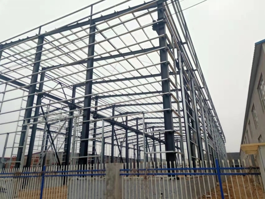 Envergure de connexion de boulon la grande a préfabriqué l'atelier de structure métallique avec le panneau &quot;sandwich&quot;