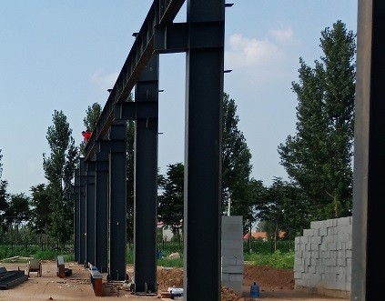 Le toit en acier galvanisé peint bottelle les granges préfabriquées modernes en métal