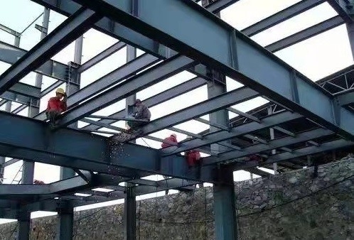 Les bâtiments à pans de bois en acier préfabriqués recyclables ont ridé le stade préfabriqué de feuille