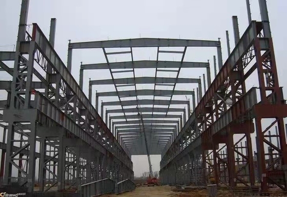 L'OEM a préfabriqué les bâtiments à pans de bois en acier